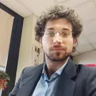 Laureato in Giurisprudenza con il massimo dei voti cum laude, offre lezioni in materie giuridiche   