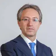 Avvocato specializzato nel diritto penale impartisce lezioni a studenti per preparazione esami e tesi di laurea